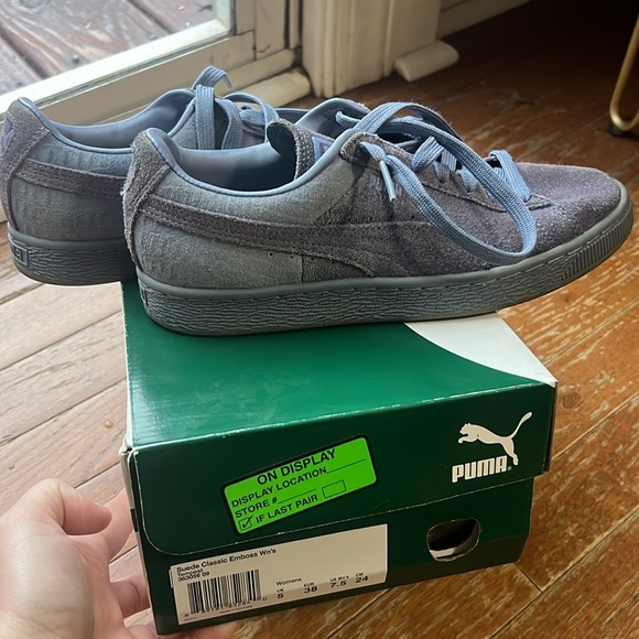 WOMEN’S SUEDE CLASSIC EMBOSS PUMAS, size 7.5 - Picture 6 of 6